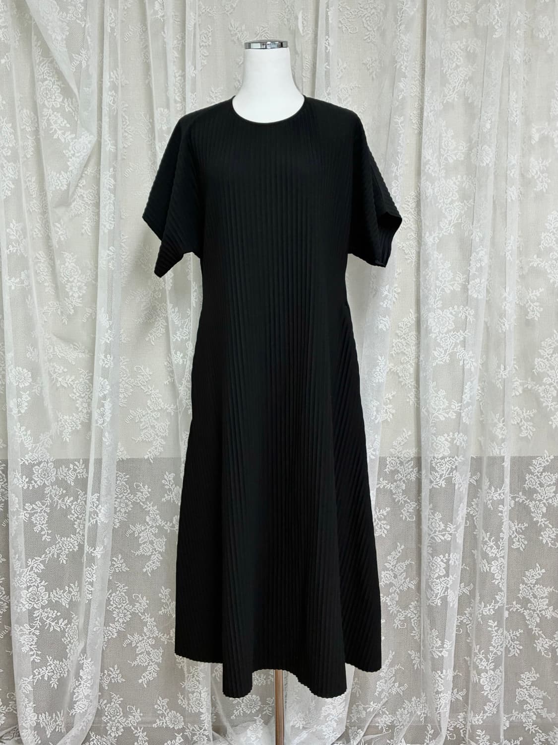 S) 코스 COS 플리티드 미디 티셔츠 원피스 블랙 상품이미지1