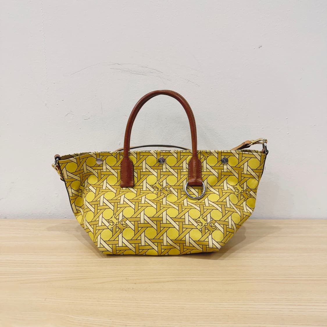 토리버치 토트백 지오메트릭 프린팅 더블 핸들 디테일 옐로우 상품이미지2