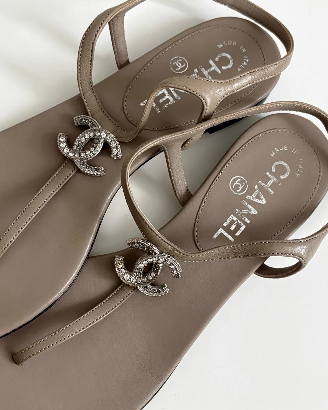 CHANEL 샤넬 CC 큐빅 로고 T스트랩 샌들 - beige/silve 상품이미지5
