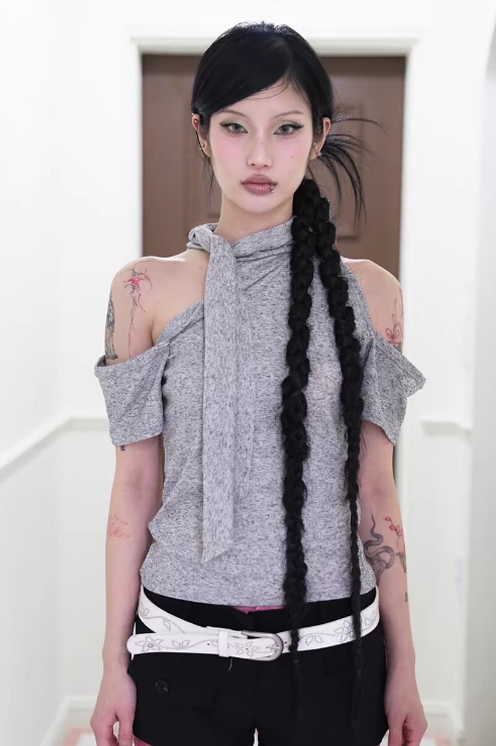 MIAE Halter open shoulder T GREY 상품이미지2