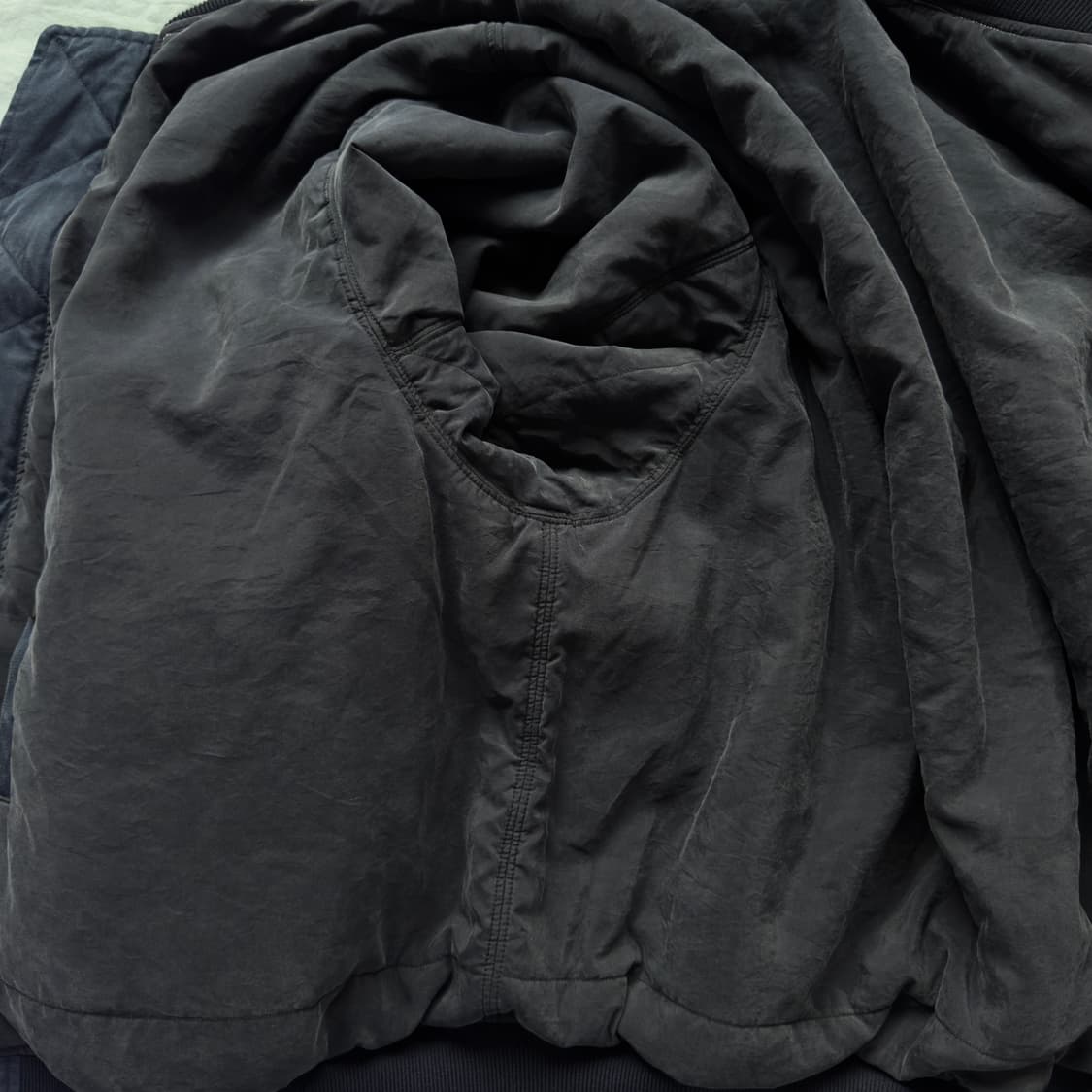 [5] 아프레쎄 25AW 빈티지 실크 플라이트 자켓 네이비 상품이미지7