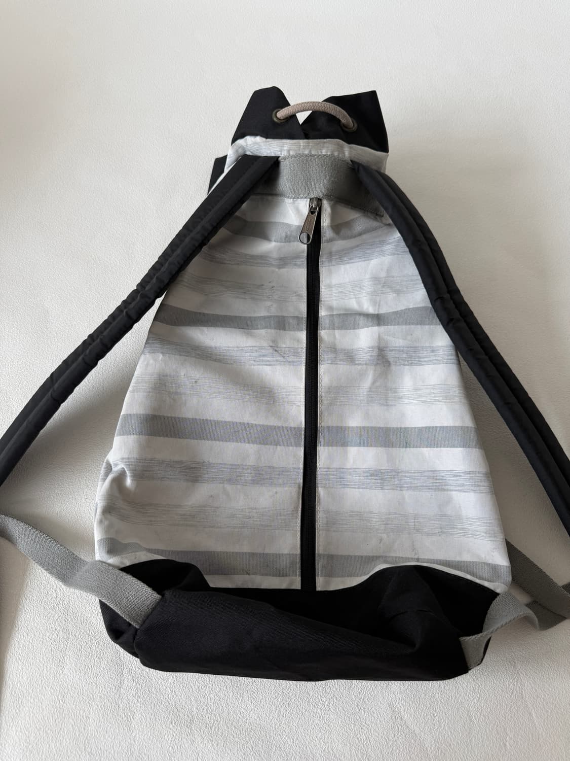 이스트팩(EASTPAK) 복조리 백팩(큰 사이즈, 어깨끈 안쪽면 묻어남) 상품이미지5