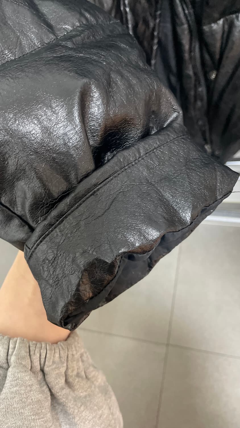 시엔느 레더 심볼 패딩 블랙 상태좋음 옷걸이 커버  상품이미지7