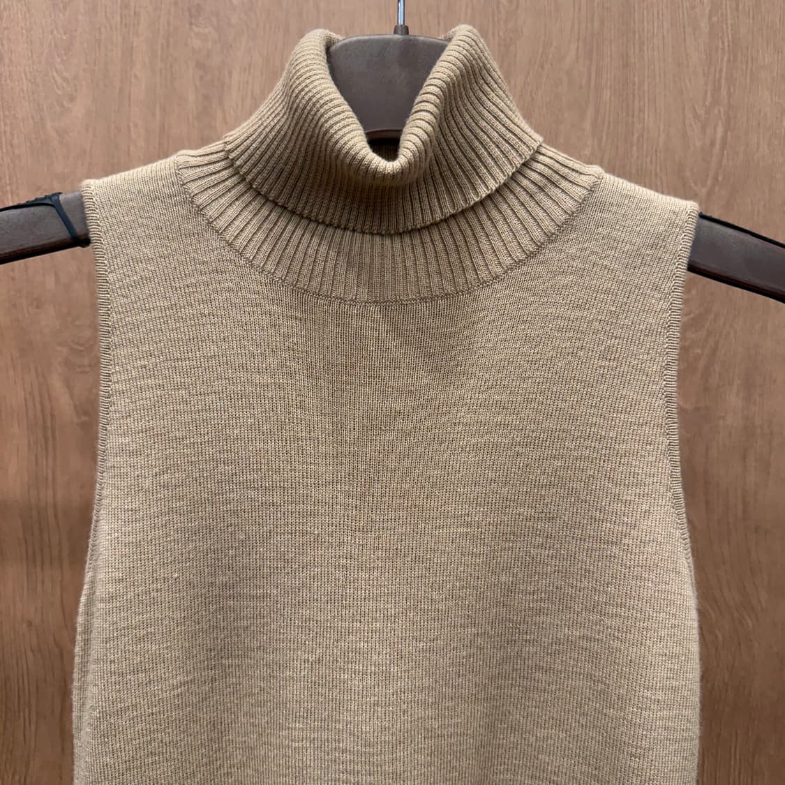 블루조인트 슬리브리스 니트 터틀넥 민소매 탑 슬림핏 베이지 상품이미지4