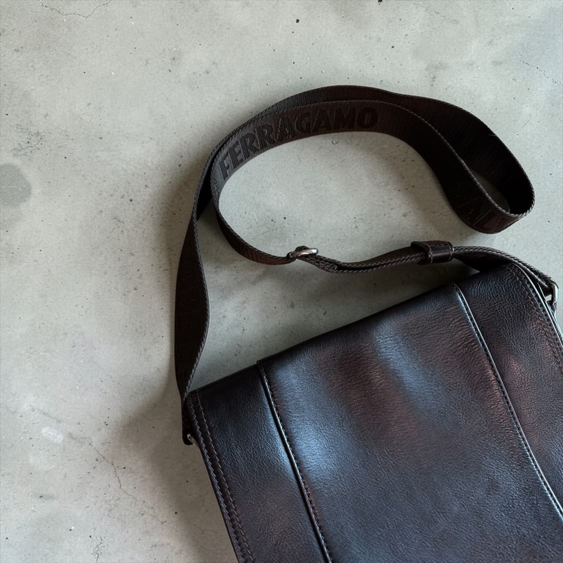 페라가모 레더 로고 크로스백 상품이미지4