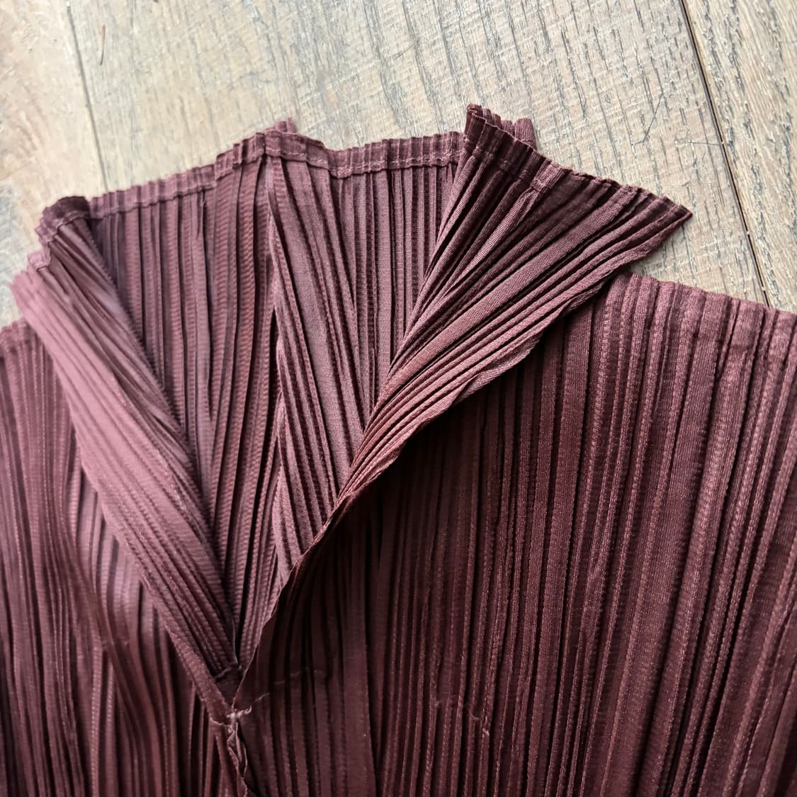 Ruffle Cutoff Detail Pleats Blouse 상품이미지2