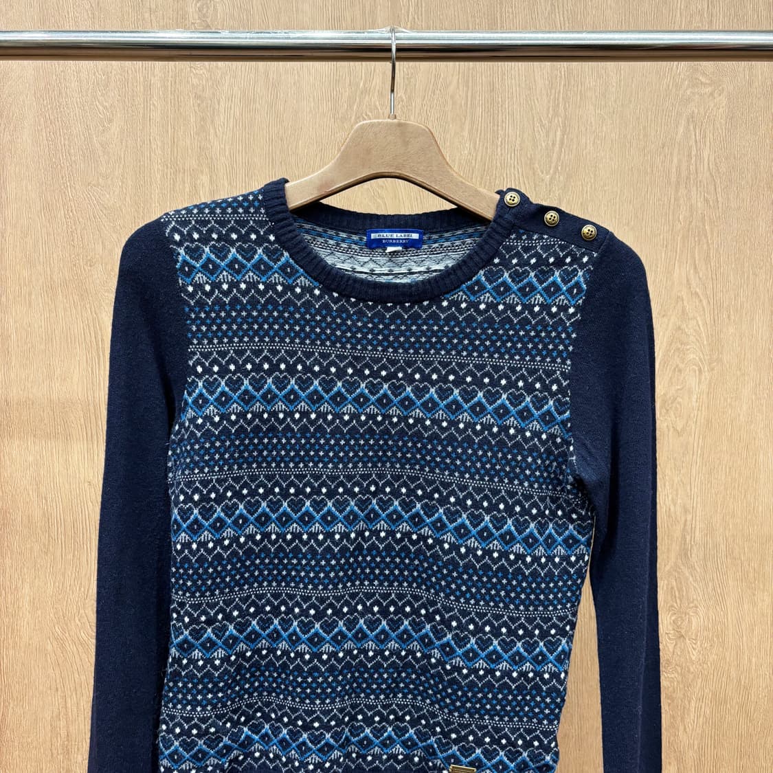 버버리 블루 라벨 라운드넥 니트 자카드 패턴 골드 버튼 디테일 네이비 상품이미지4