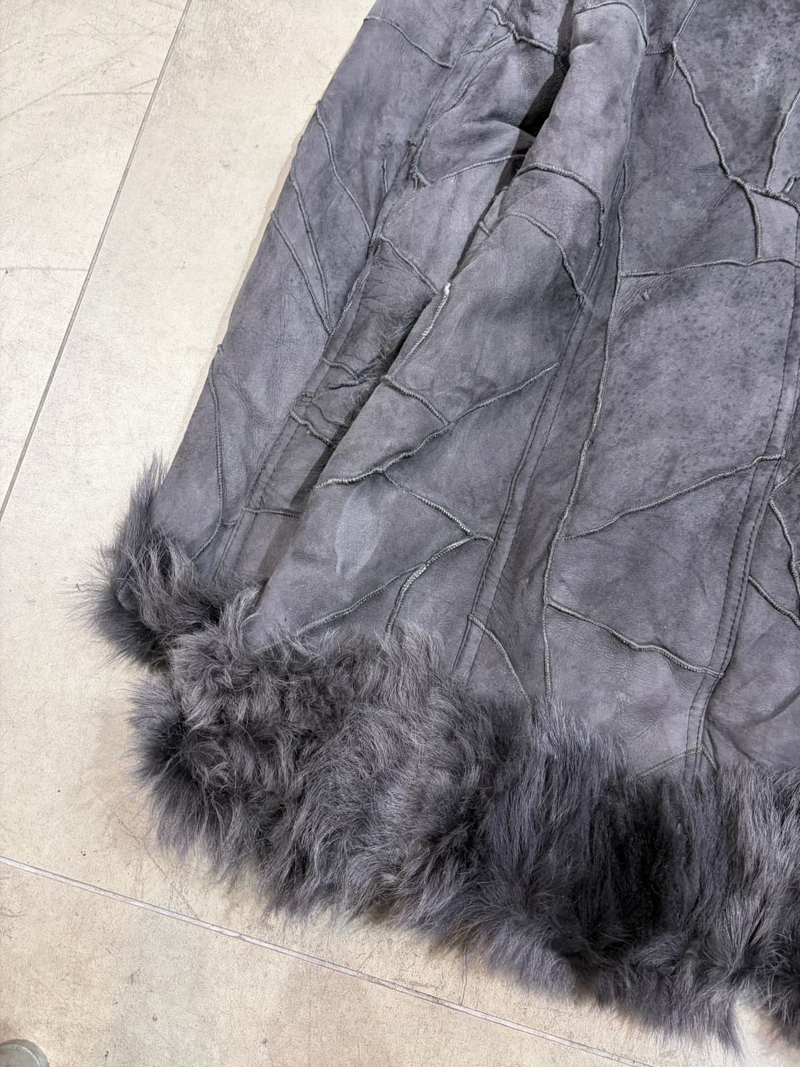 Zoee 갸루 차콜 퍼 무스탕 떡볶이 코트 상품이미지5