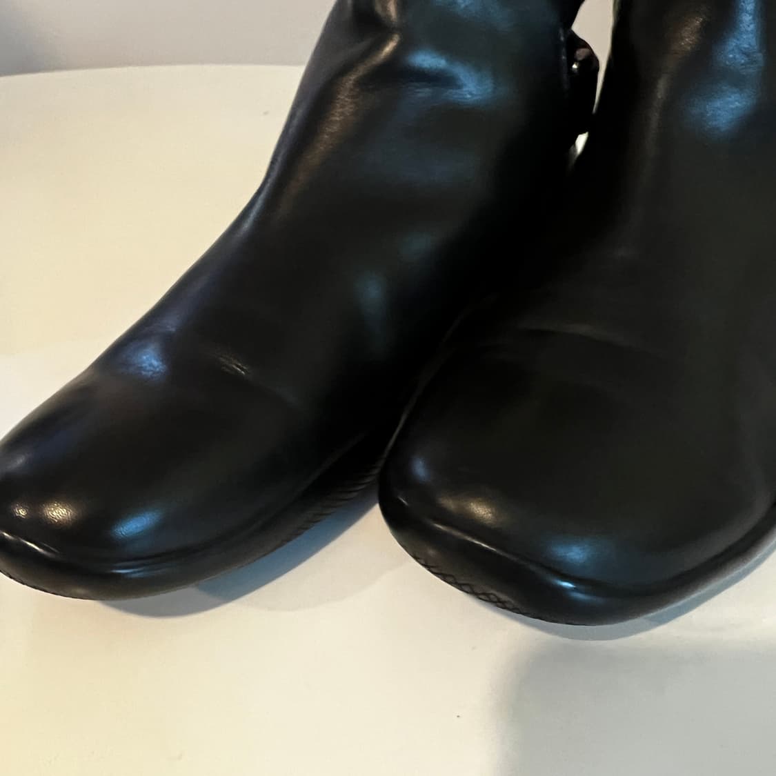 프라다 블랙 레더 스트랩 앵클 부츠 상품이미지5