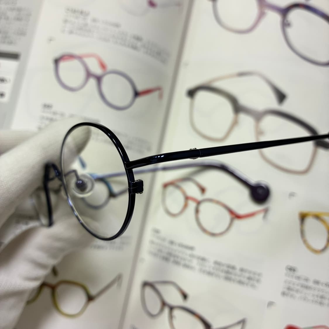 l.a. EYEWORKS 엘에이 아이웍스 원형 네이비 티타늄 안경 상품이미지3