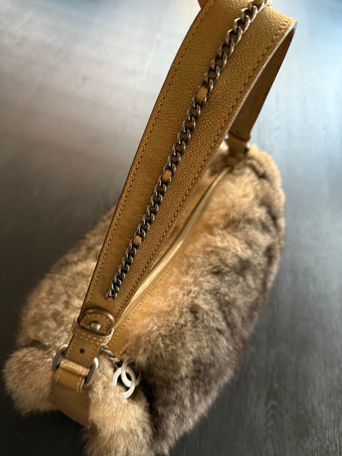 Chanel 샤넬 퍼 하프문 숄더백 상품이미지3