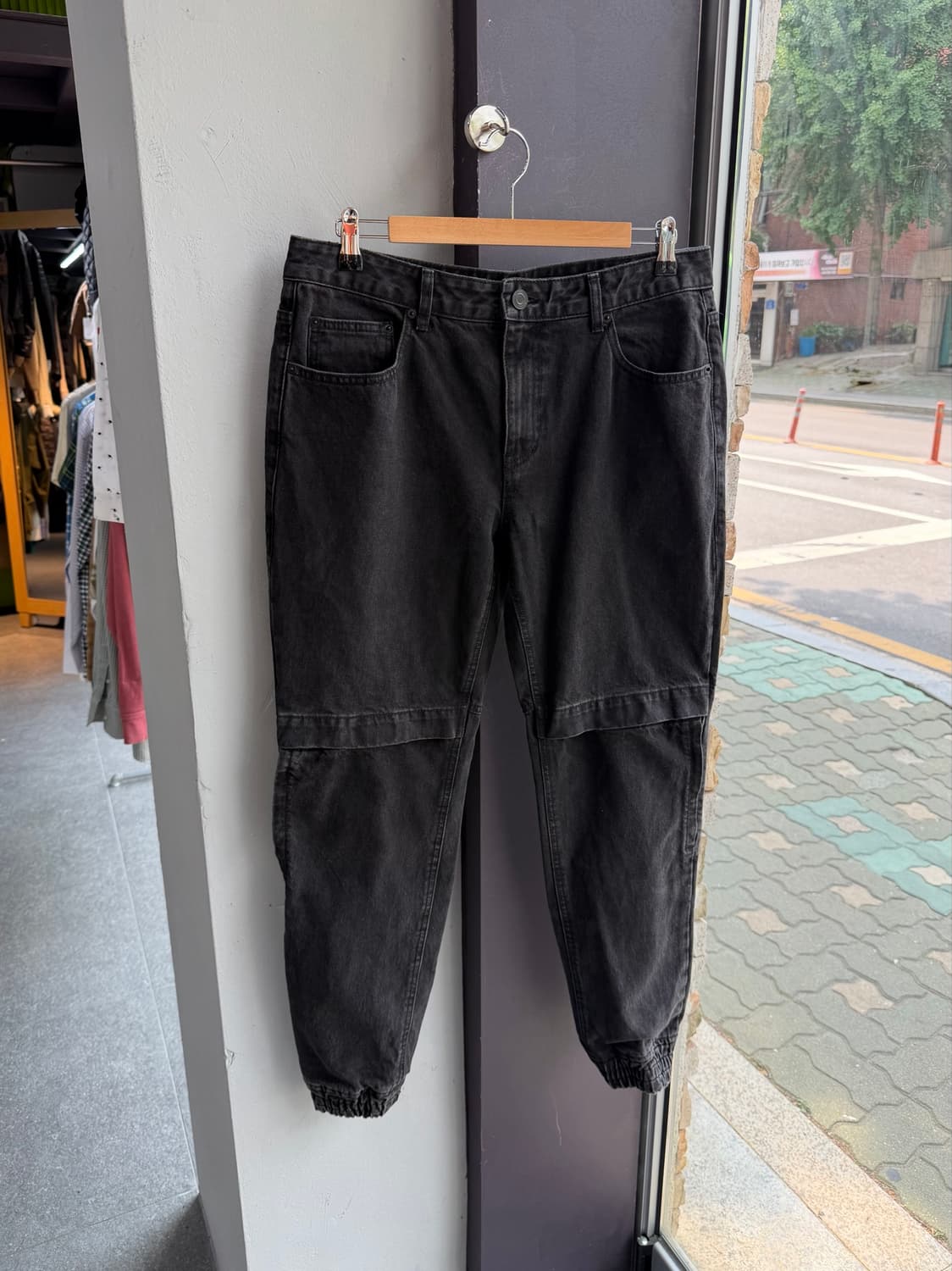 48/ 준지 흑청 무릎절개 조거 데님팬츠 상품이미지4
