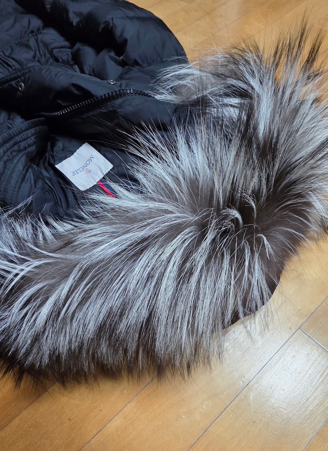 [0,새상품급]몽클레어 아프로티 실버폭스퍼 블랙 상품이미지4