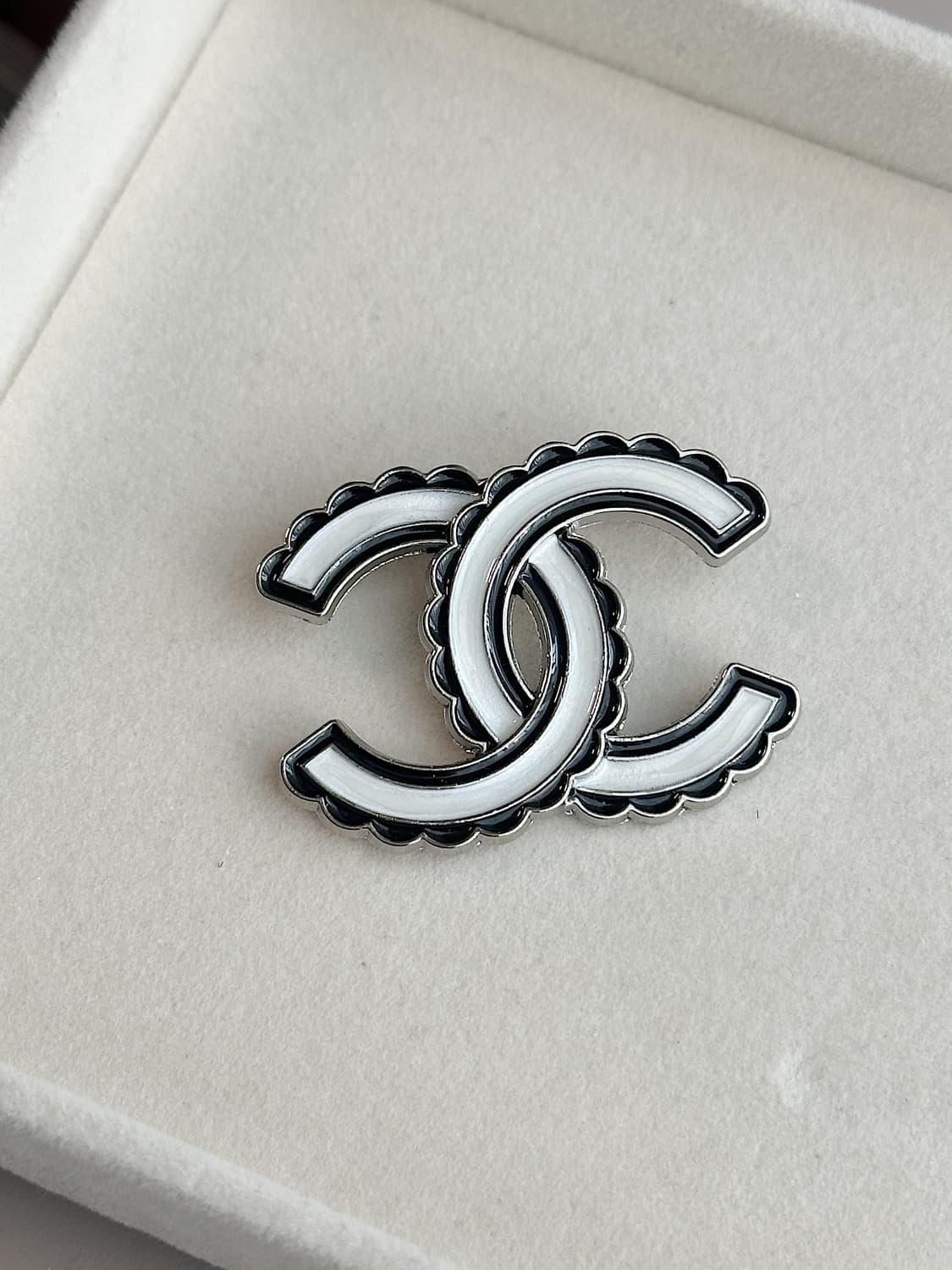 샤넬 블랙베리 브로치 상품이미지1