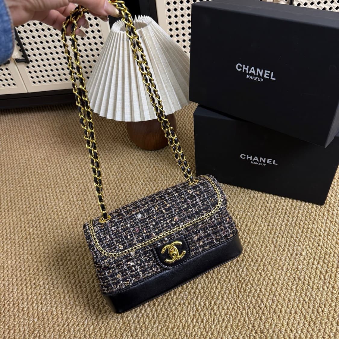 샤넬VIC 리미티드 러프 트위드 플립 커버백 블랙
Chanel Rough 상품이미지3