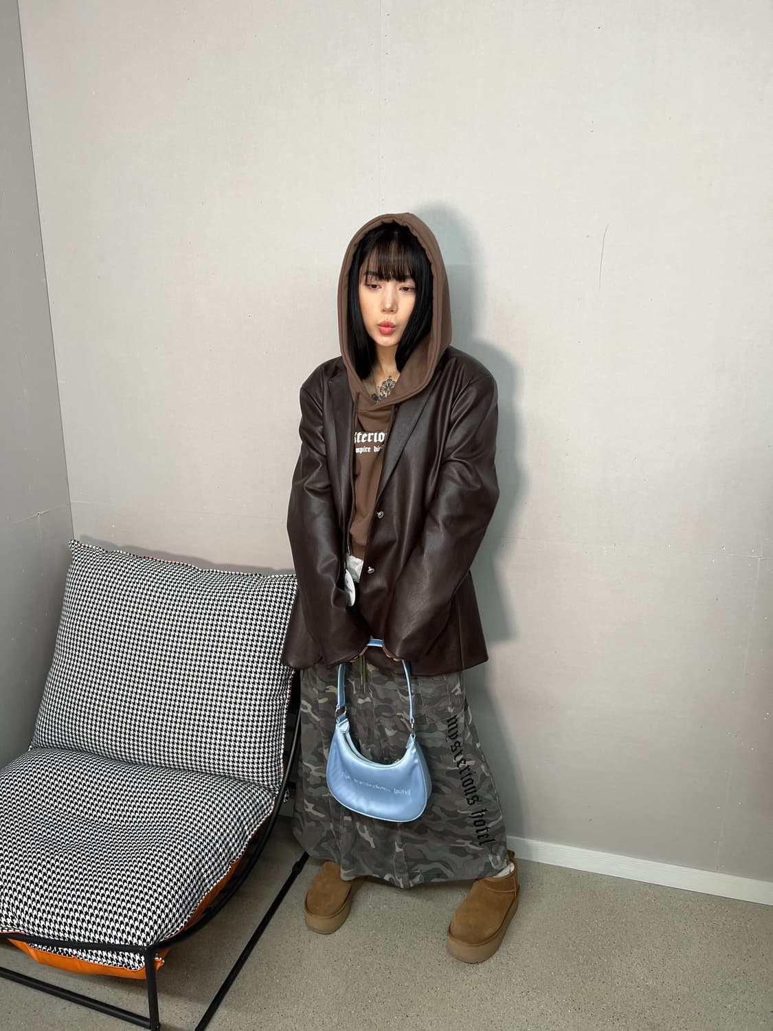 미스테리어스호텔 크롭후드티 브라운 상품이미지2