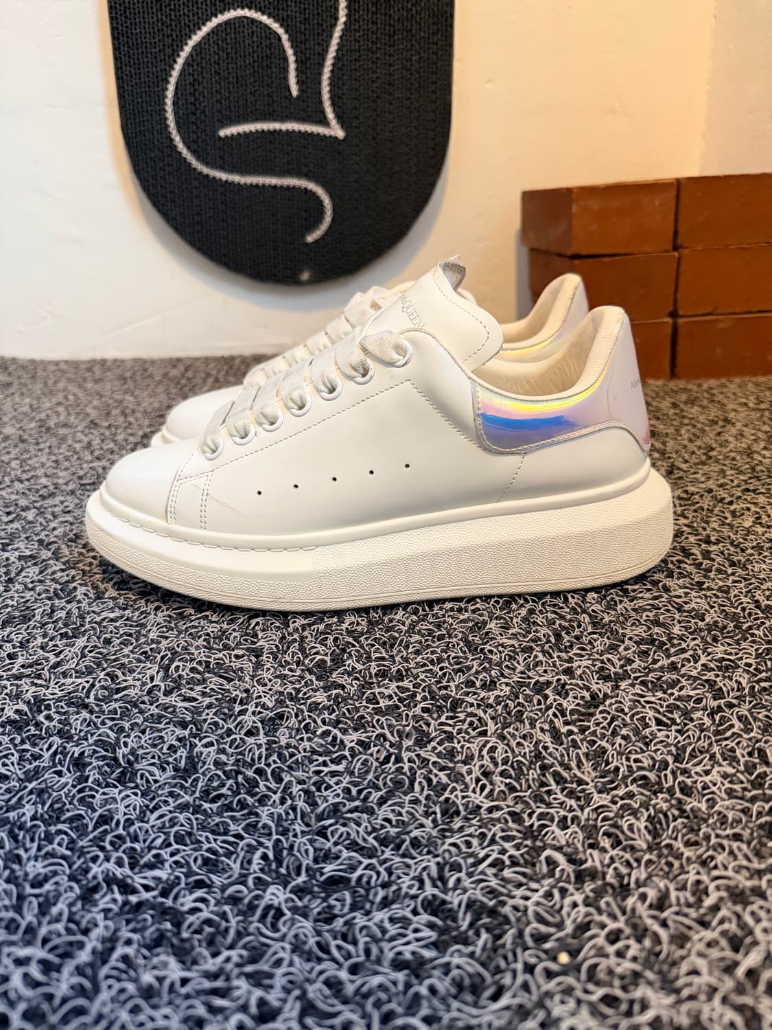 알렉산더 맥퀸 오버사이즈 스니커즈 - 홀로그램 탭 (39사이즈) 상품이미지1