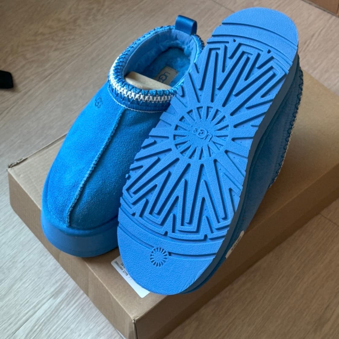 UGG 스티치 칼라 플랫폼 슬리퍼 타즈 240 새상품 상품이미지3