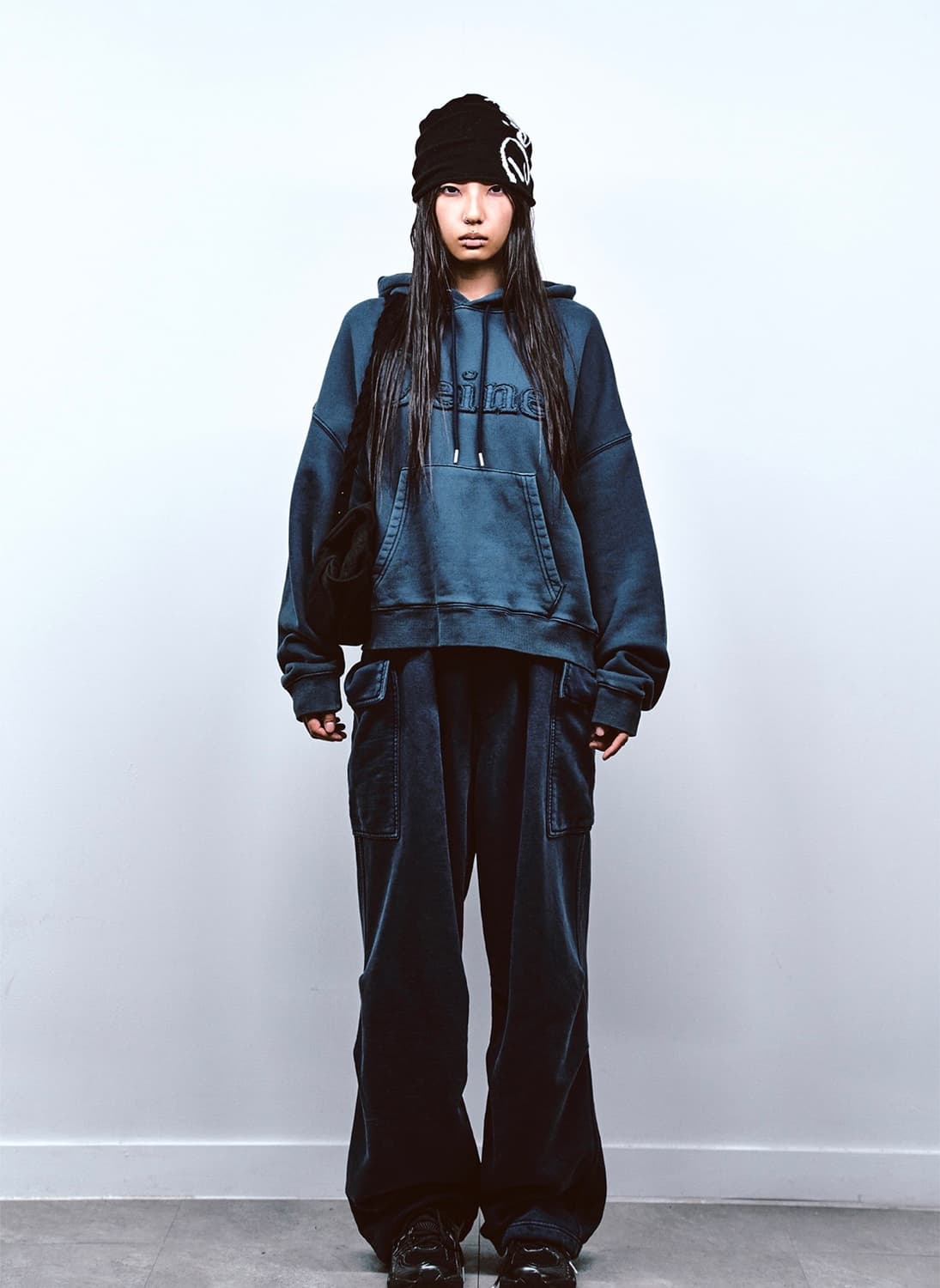 다이닛 MUDDY PATCH LOGO CROP HOODIE IN NAVY 상품이미지3