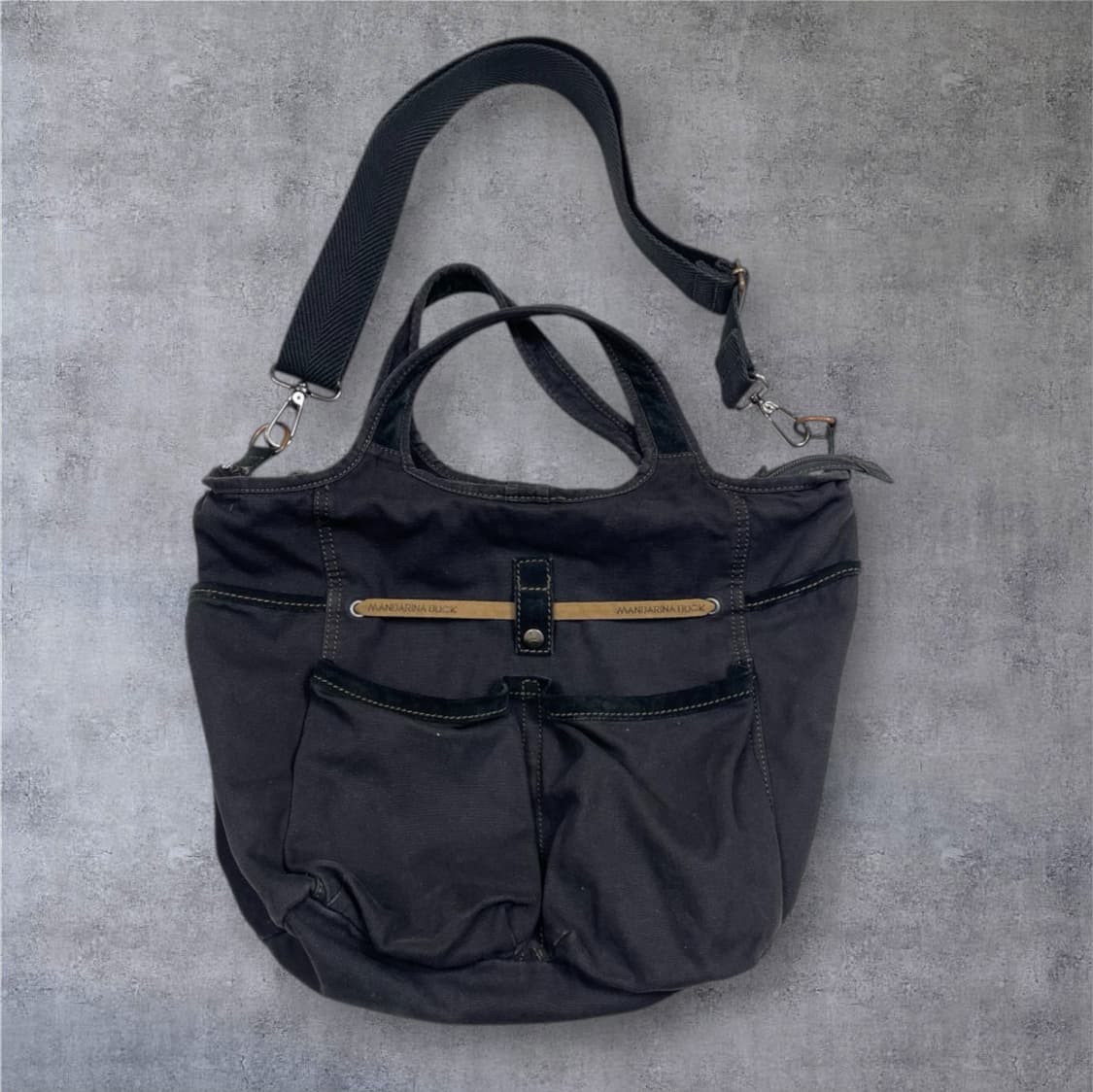 만다리나덕 Mandarina duck 블랙 차콜 토트 겸 크로스백 상품이미지2