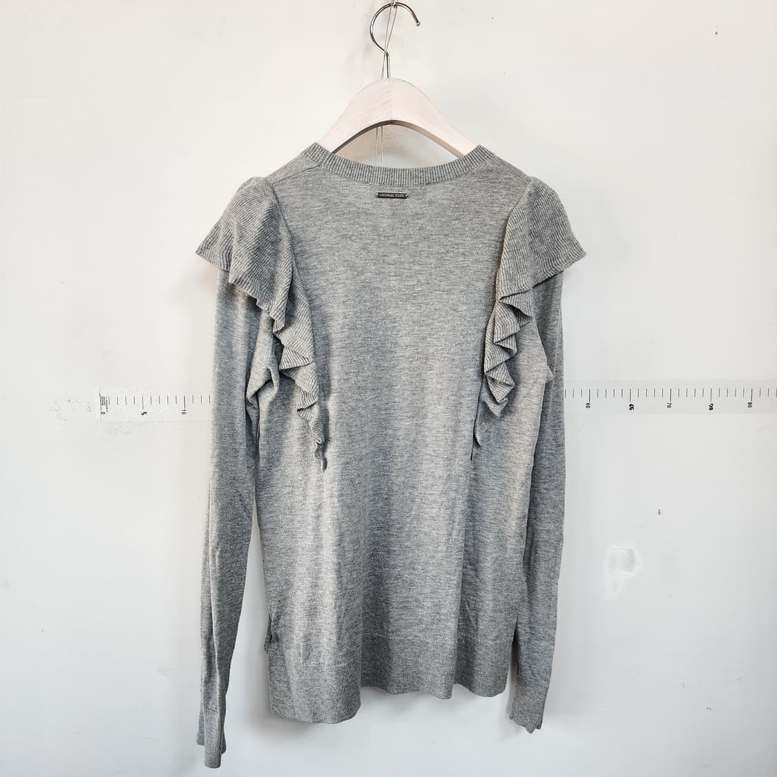 마이클코어스 회색 프릴 장식 티셔츠 상품이미지3