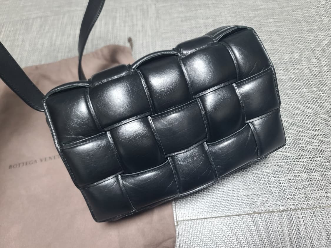 보테가베네타 패딩백 블랙 골드 크로스백 상품이미지2