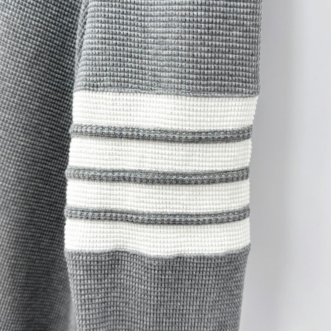 [4사이즈] 톰브라운 사선완장 터틀넥 와플 니트 그레이 (MJS106A) 상품이미지7
