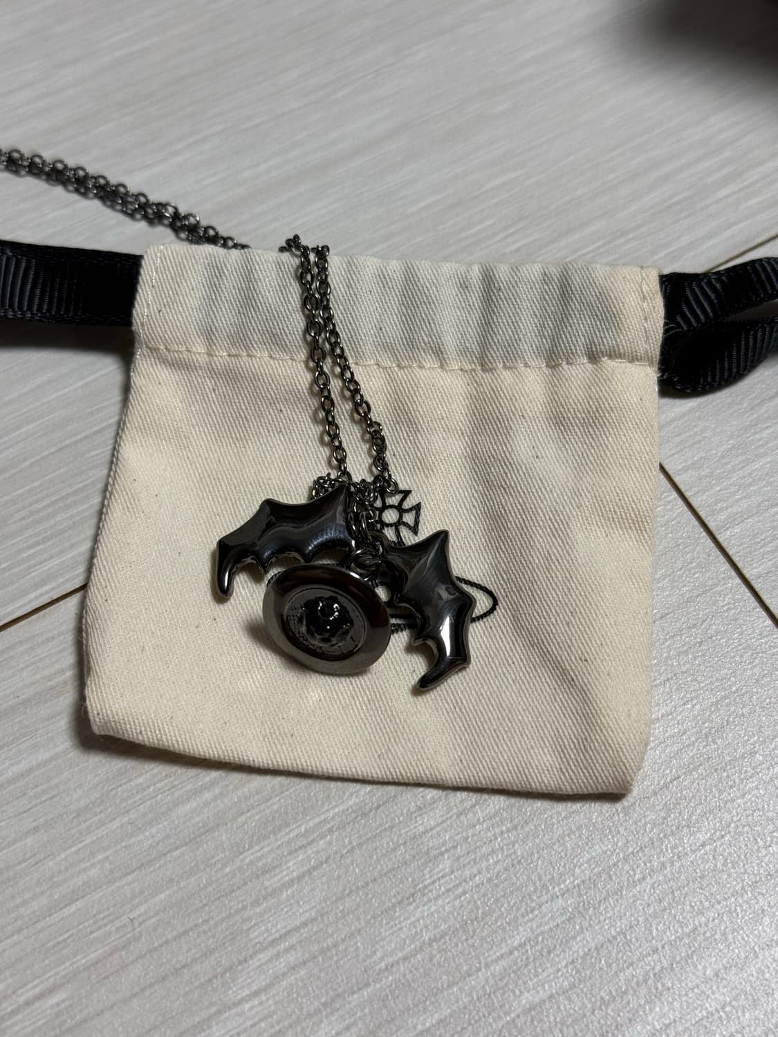 비비안웨스트우드 박쥐 날개 오브 목걸이 상품이미지2