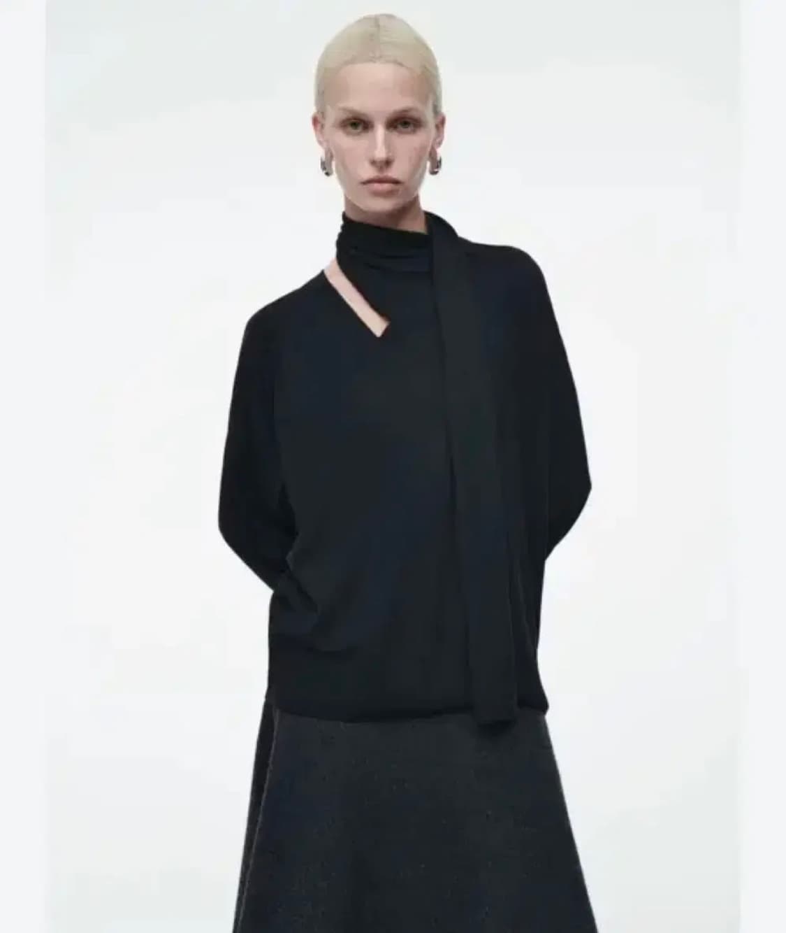 구해요) cos 코스 스카프디테일 니트 블루 블랙 상품이미지1