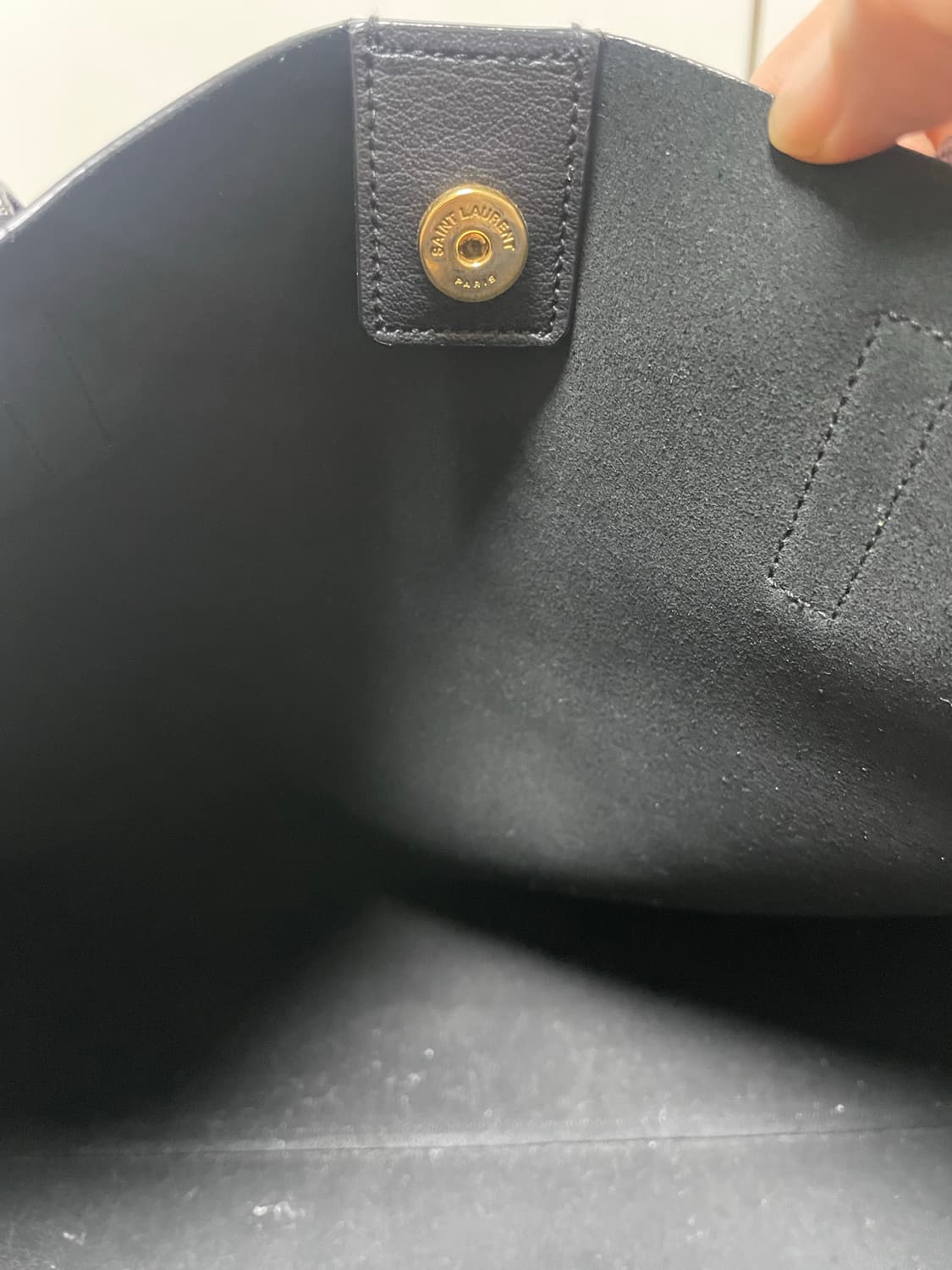 생로랑 이스트웨스트 레더 쇼퍼백 블랙(현대백화점본점구매) 상품이미지8