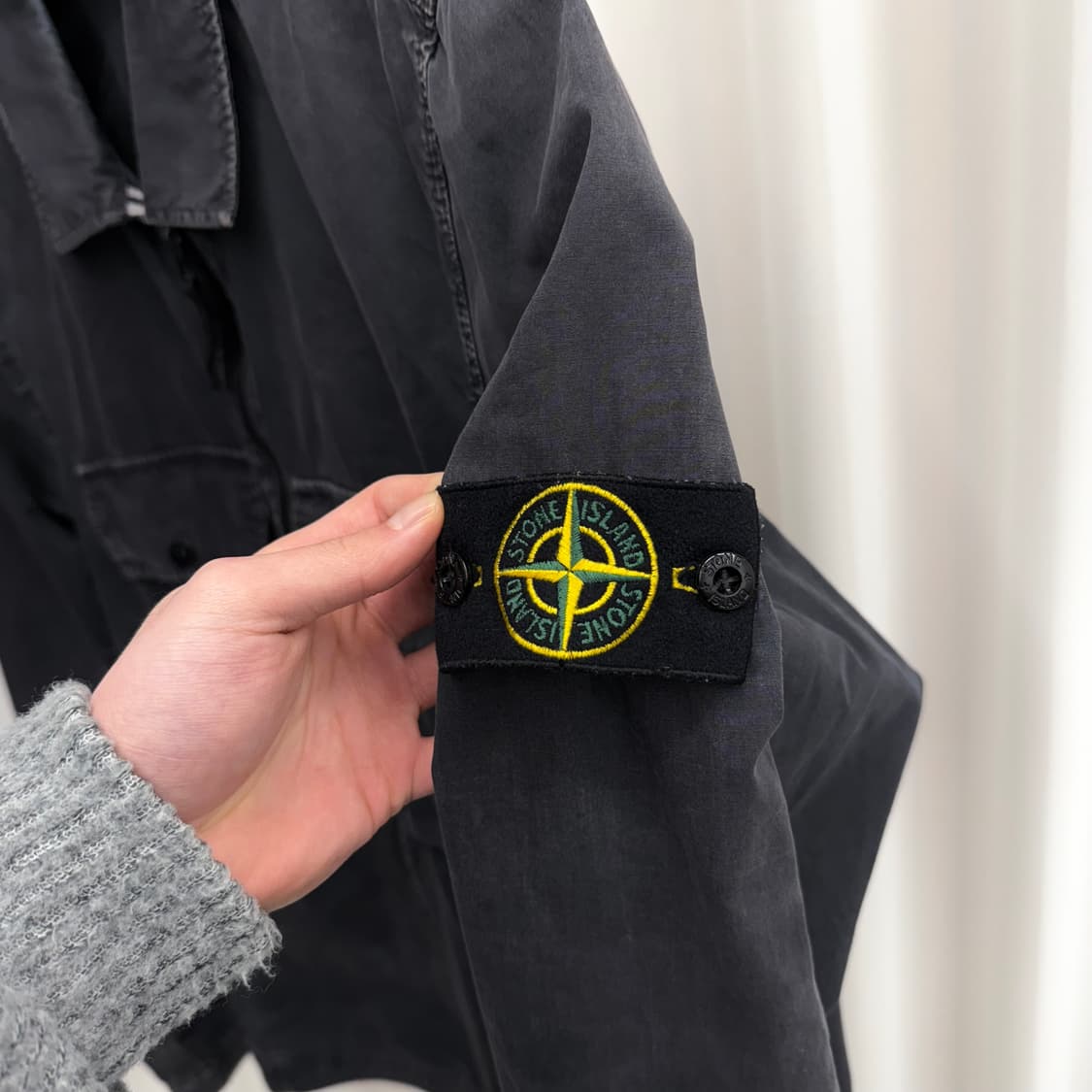 [백화점/ XL] 스톤아일랜드 올드이펙트 투 포켓 오버셔츠 블랙 상품이미지3