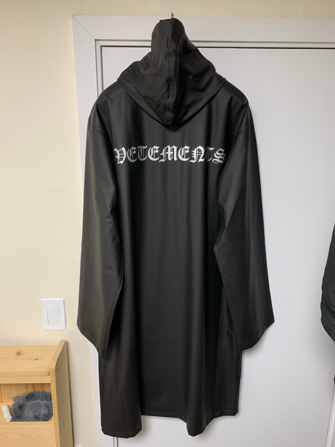 신품 21FW 베트멍 고딕 로고 레인코트 상품이미지1