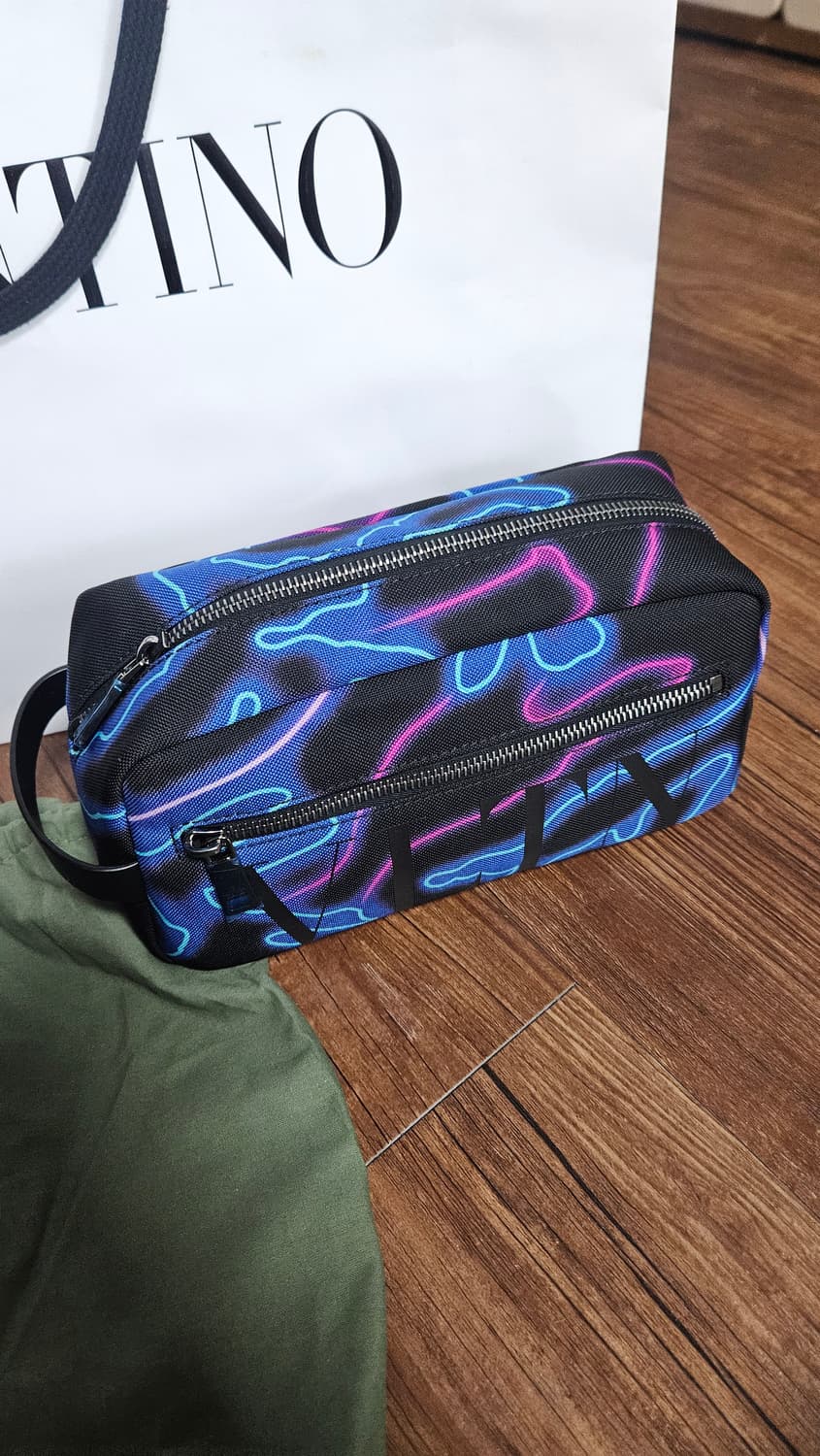 발렌티노 네온 VLTN 파우치백 가방 클러치백 상품이미지2