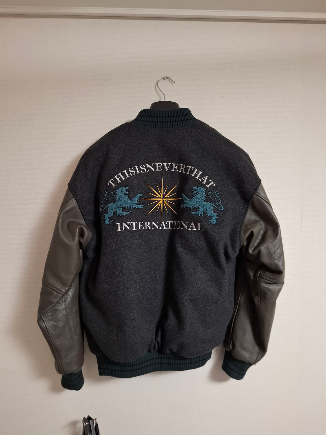 디스이즈네버댓 lion 바시티 자켓 s 상품이미지1