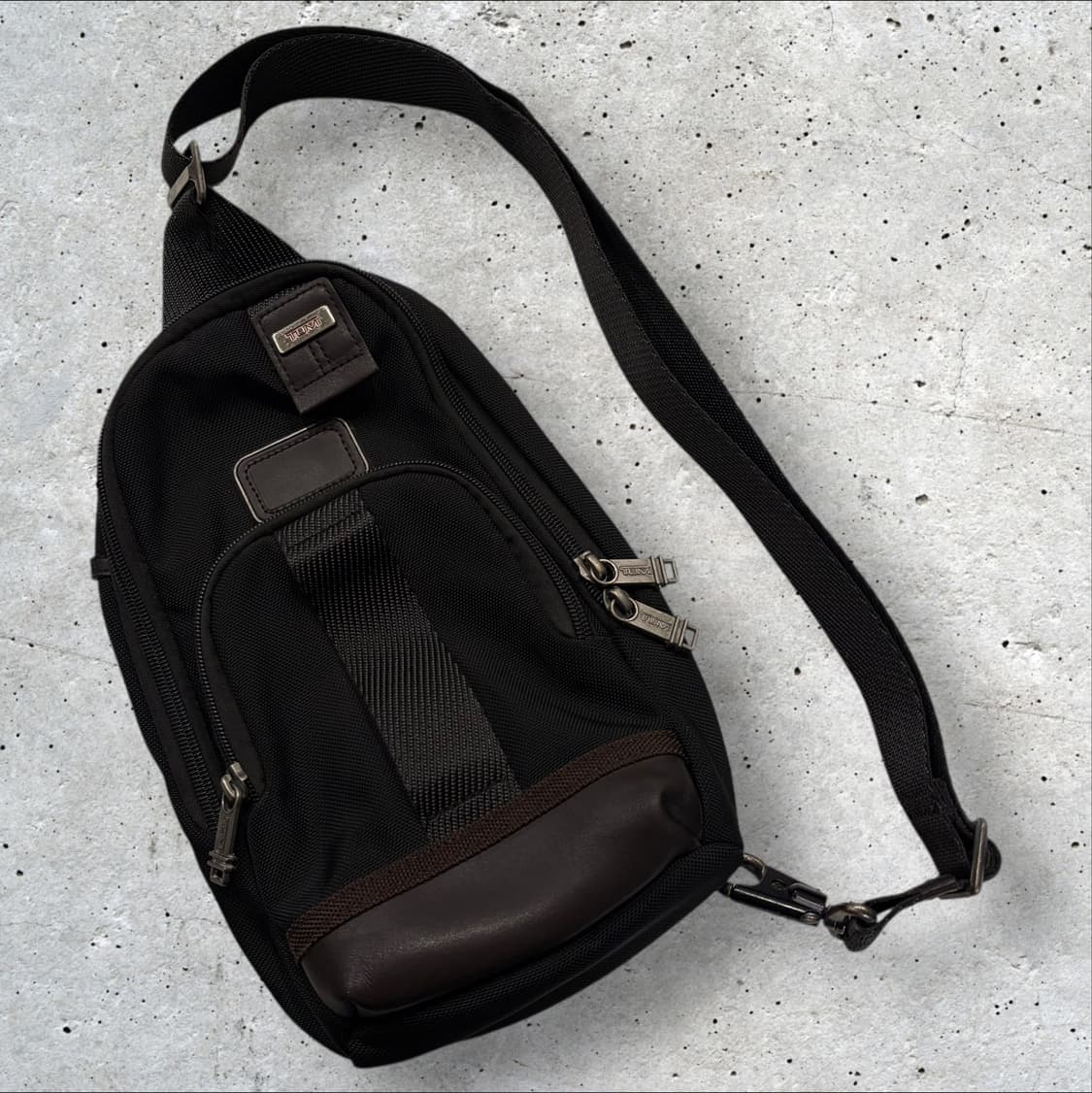 투미 TUMI 2WAY 검정색 슬링백 가방 상품이미지1