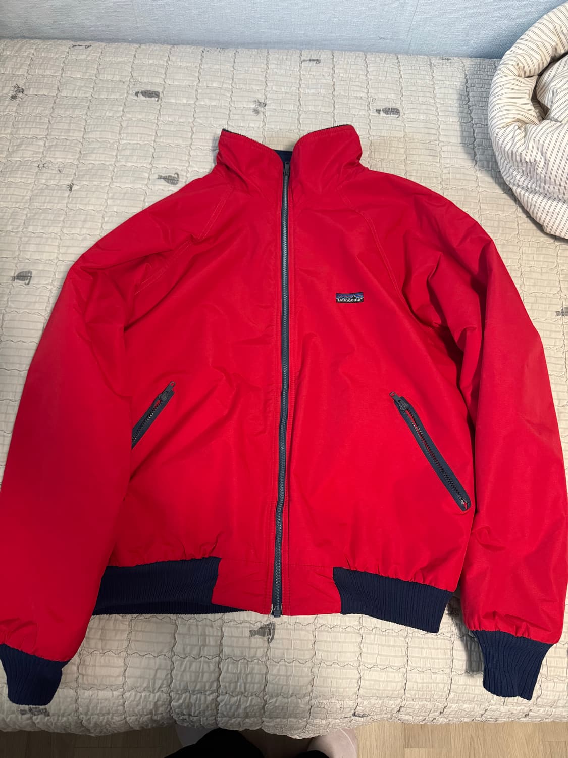 파타고니아 80s 쉘드 신칠라 봄버 자켓 레드/네이비 색상 팝니다. 상품이미지1