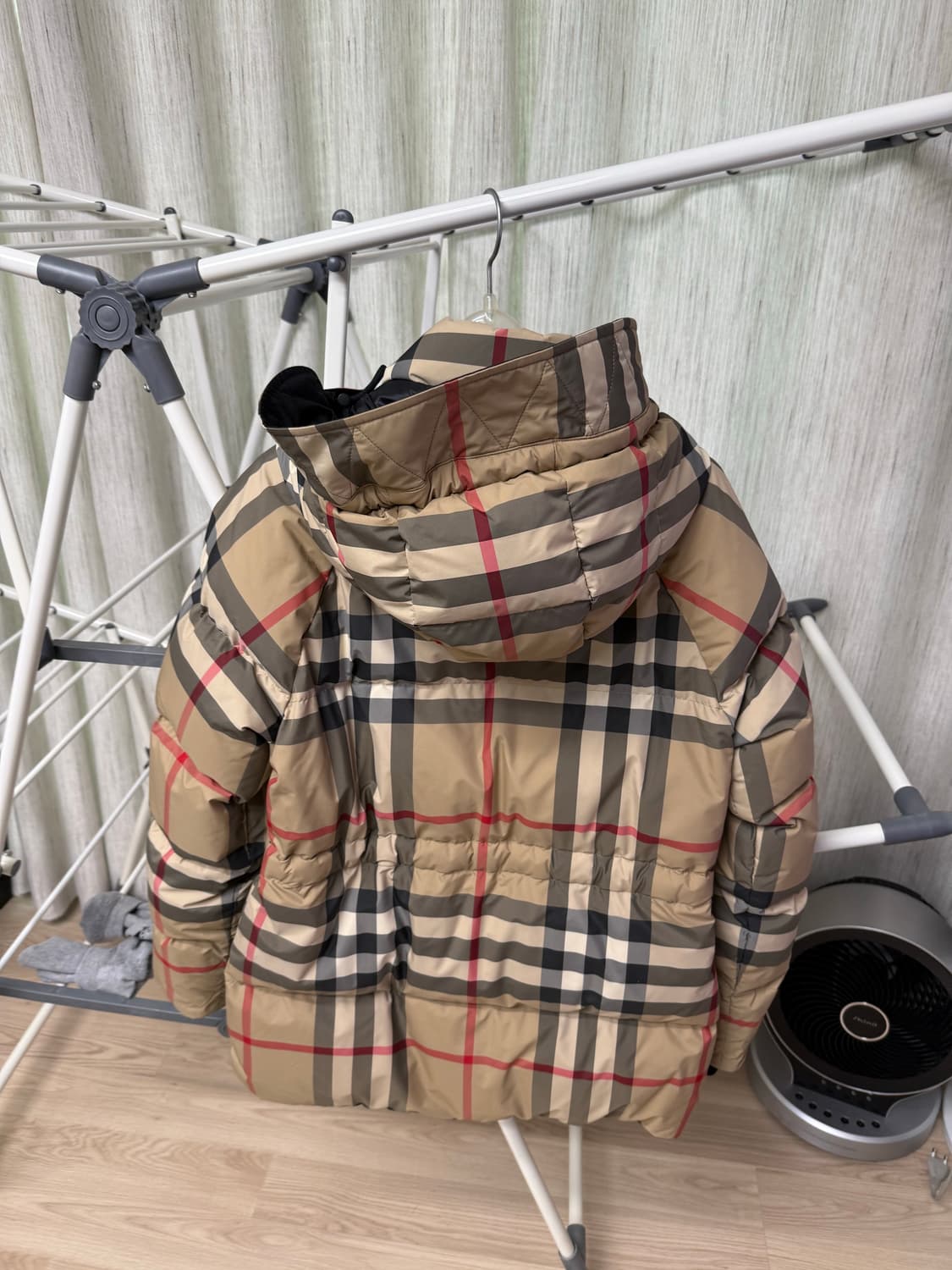 버버리 체크 후드 패딩 베이지 상품이미지2