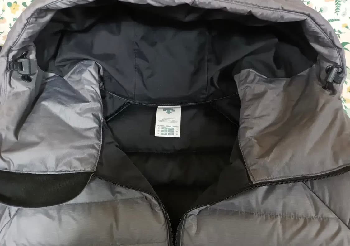 데상트 여성 그레이 경량구스다운점퍼 90사이즈 상품이미지6