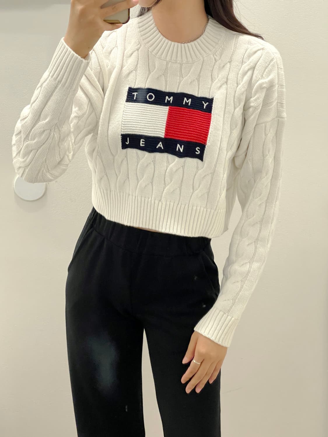 타미힐피거 네이비 플라워 자수 꽈배기 모크넥 크롭 여성 니트 스웨터 55 상품이미지10