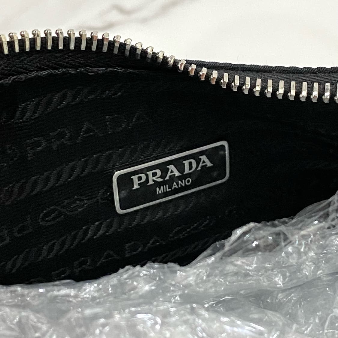 프라다 리에디션 2000 리나일론 숄더백 블랙 1NE515 상품이미지9