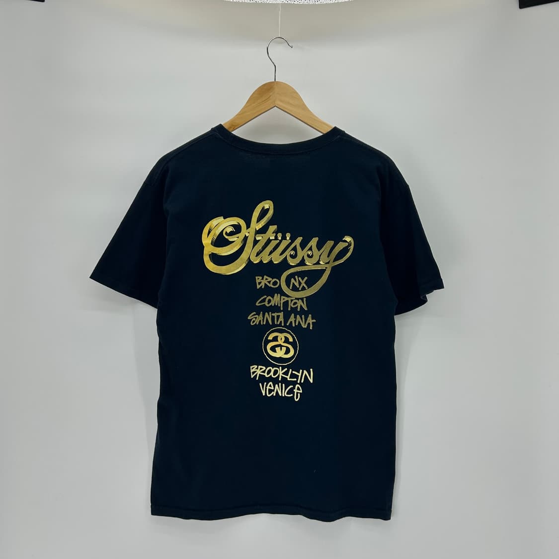 [STUSSY] 스투시 월드 투어 골드 반팔티셔츠 상품이미지2