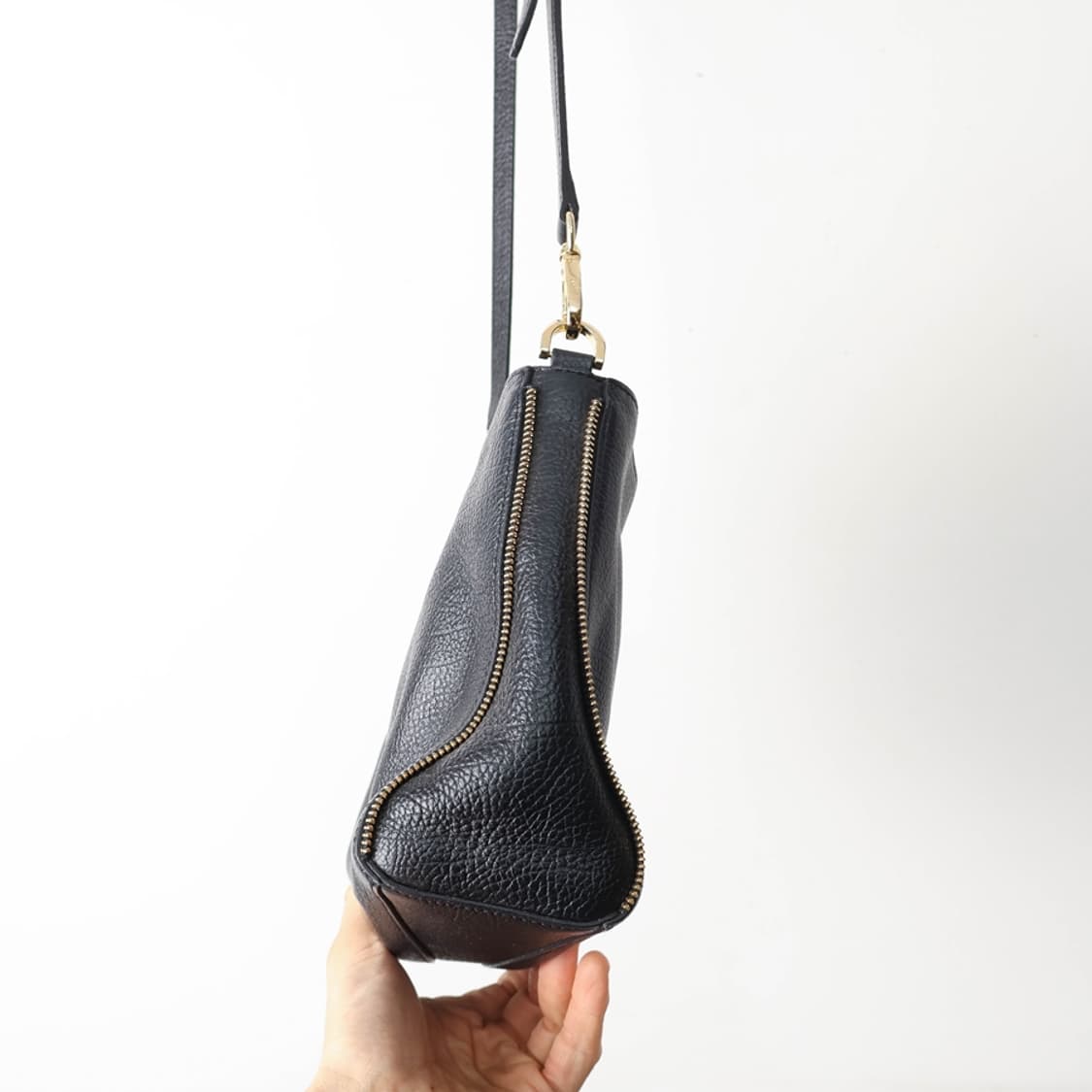 닥스 가죽 크로스백 상품이미지3