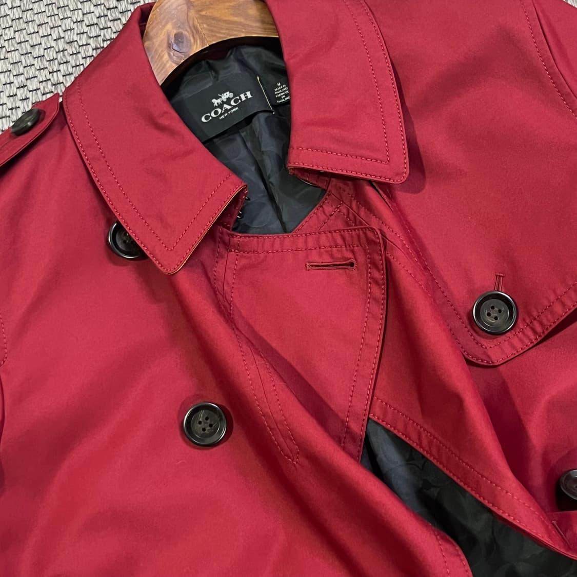 코치(Coach) 리얼 레더 로고패치 벨티드 트렌치 코트 (버건디/M) 상품이미지3