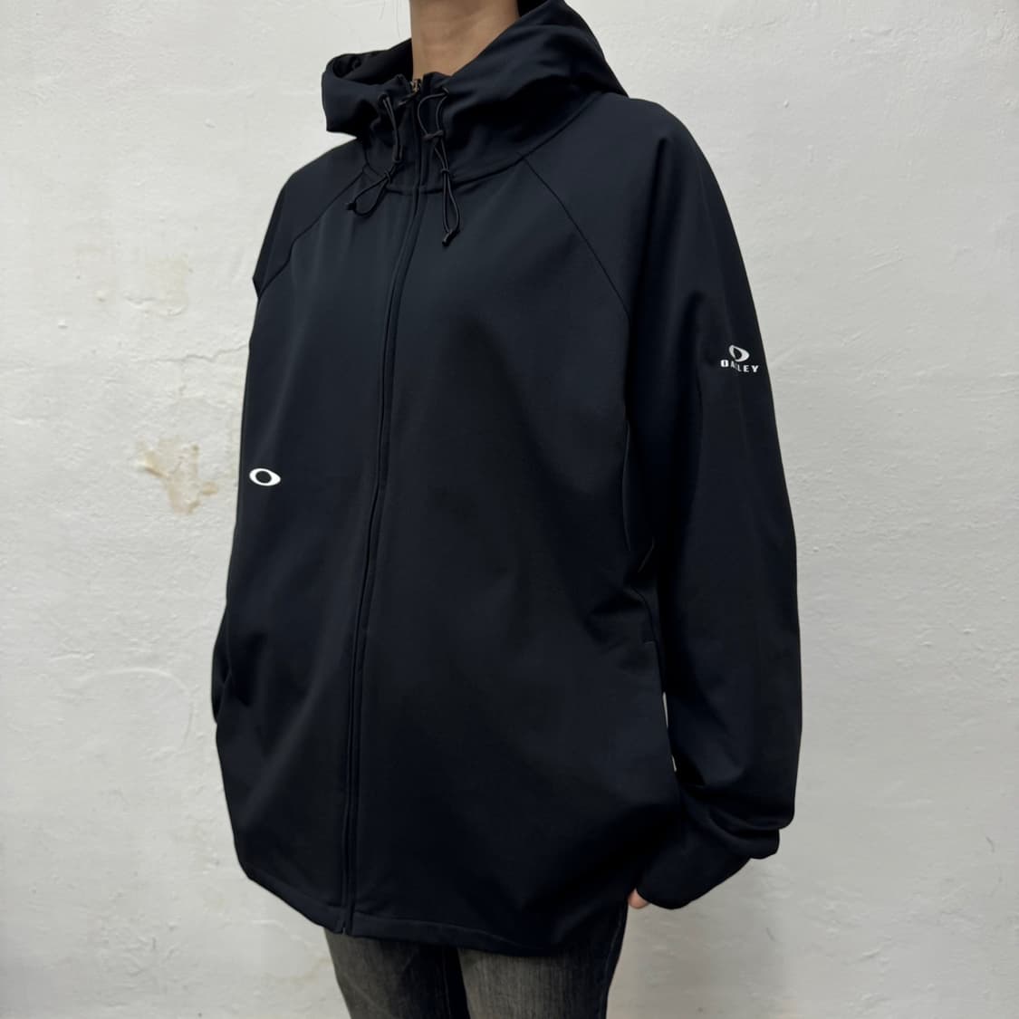 오클리(OAKLEY) 블랙 인핸스 그리드 폴리에스터 후드 윈드브레이커 상품이미지1