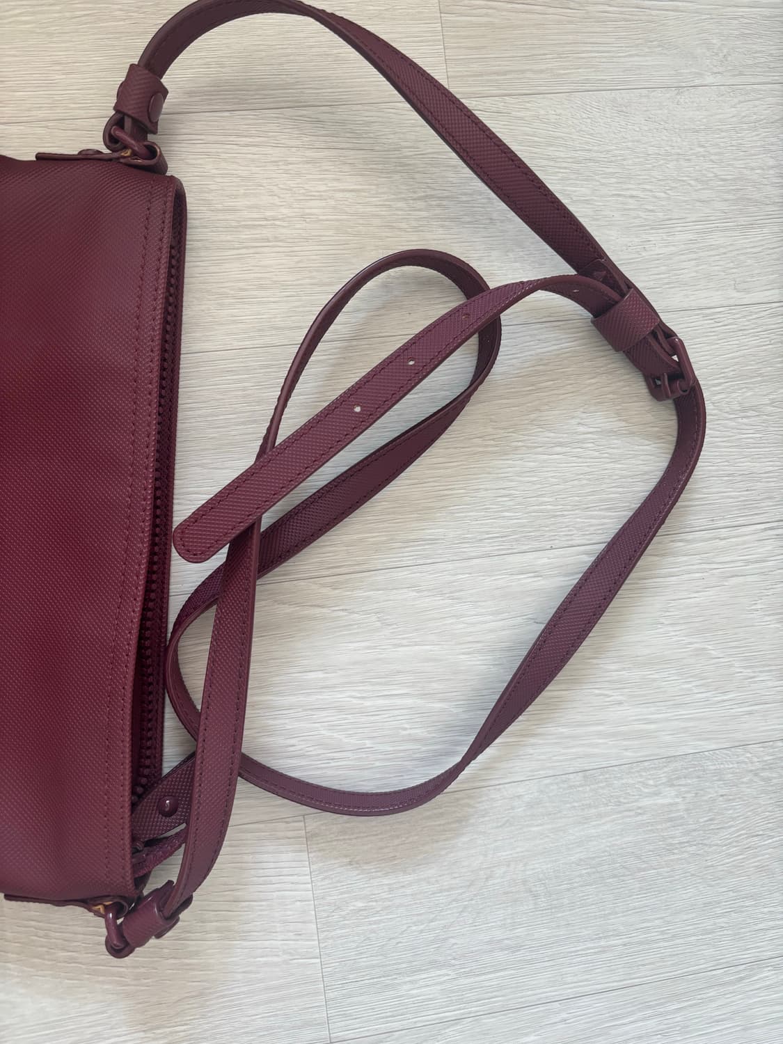 [라코스테 Lacoste] NEW CLASSIC 플랫 크로스백 (버건디) 상품이미지7