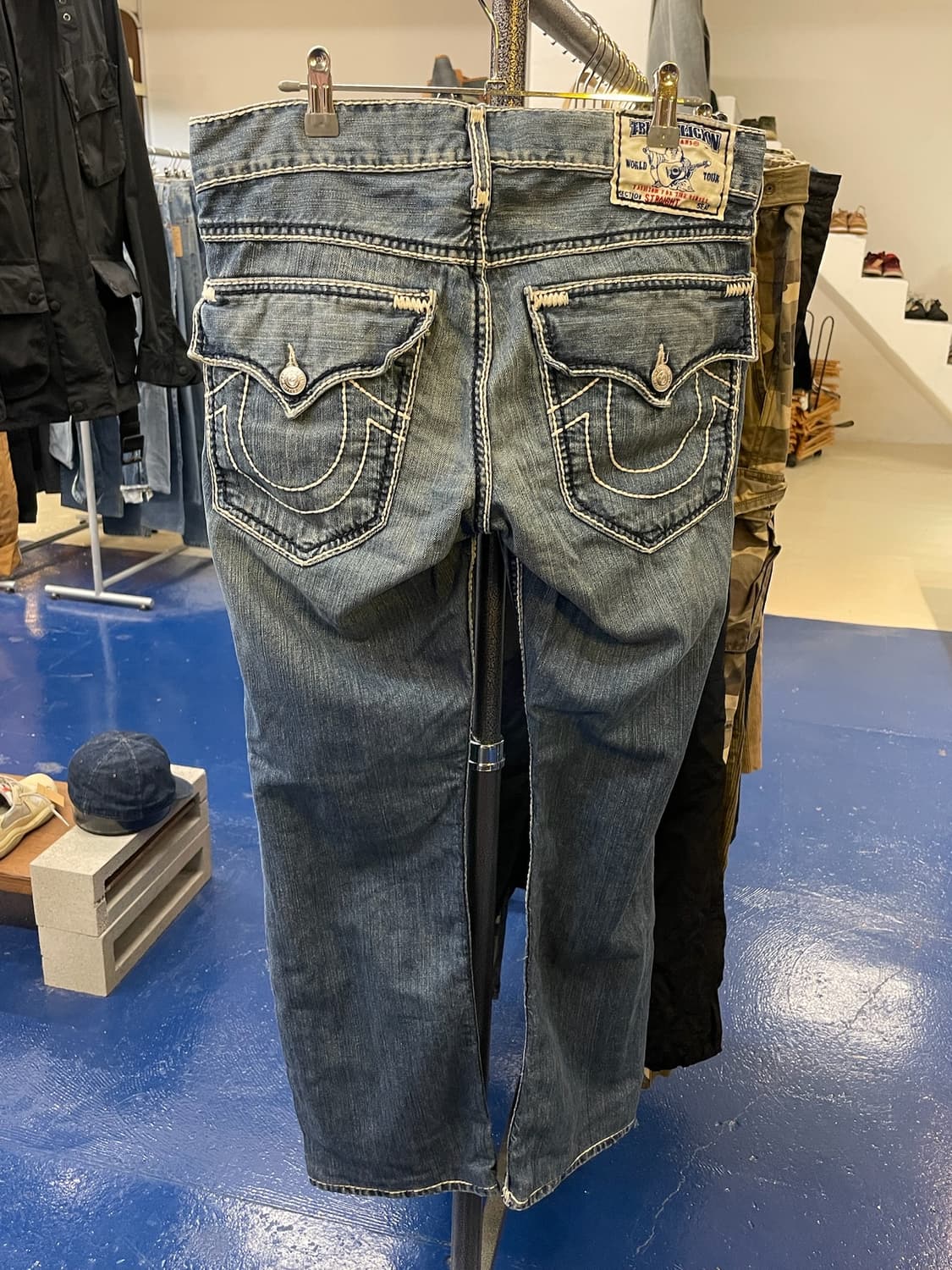 TR 트루릴리전 화이트 스티치 데님 팬츠 상품이미지4