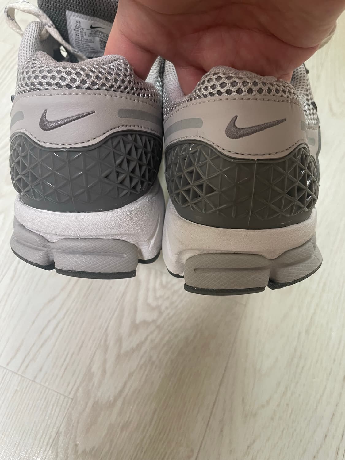 나이키 줌 보메로5 아이언오어 255 상품이미지4