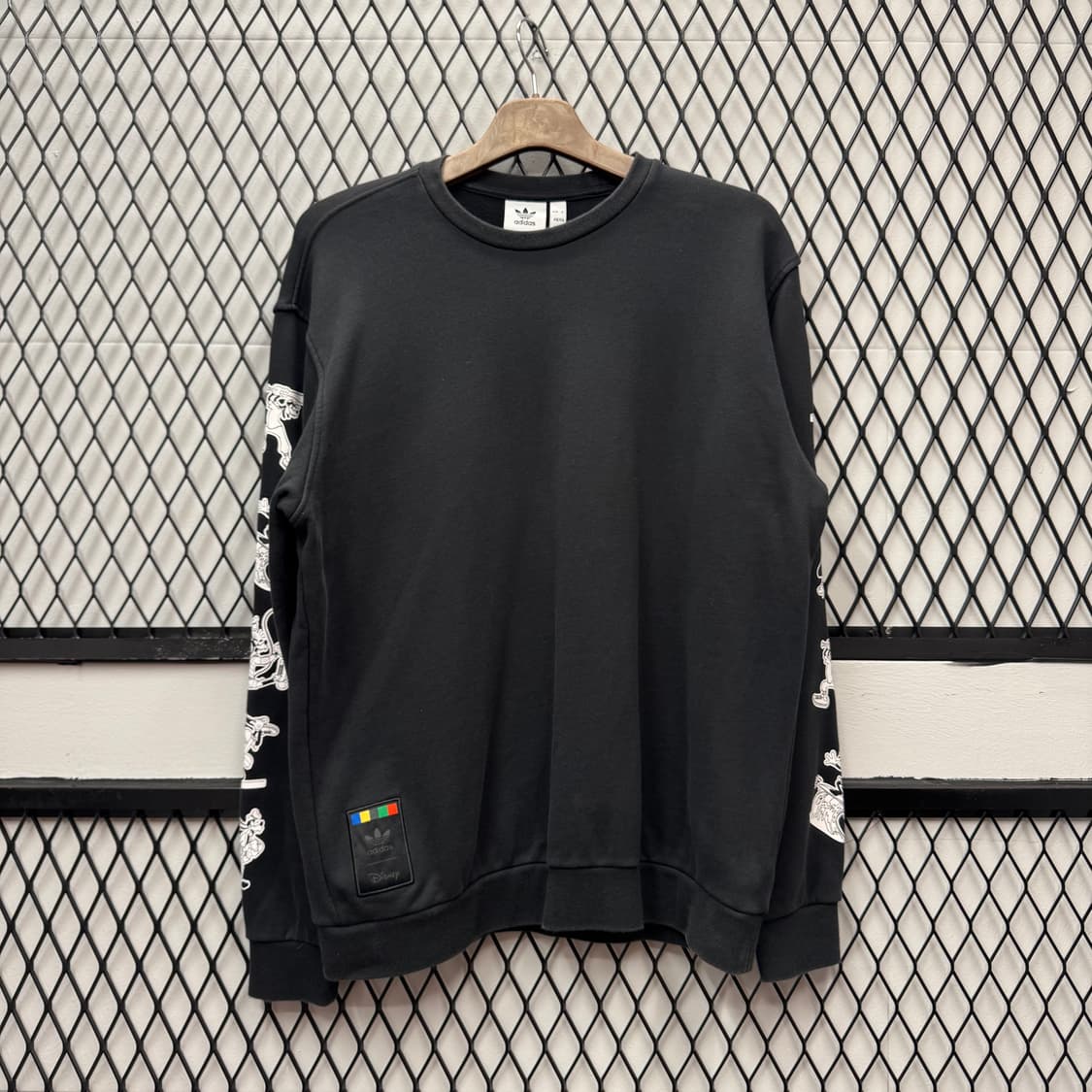 아디다스 X 디즈니 롱 슬리브 사이드 구피 프린팅 디테일 블랙 상품이미지1