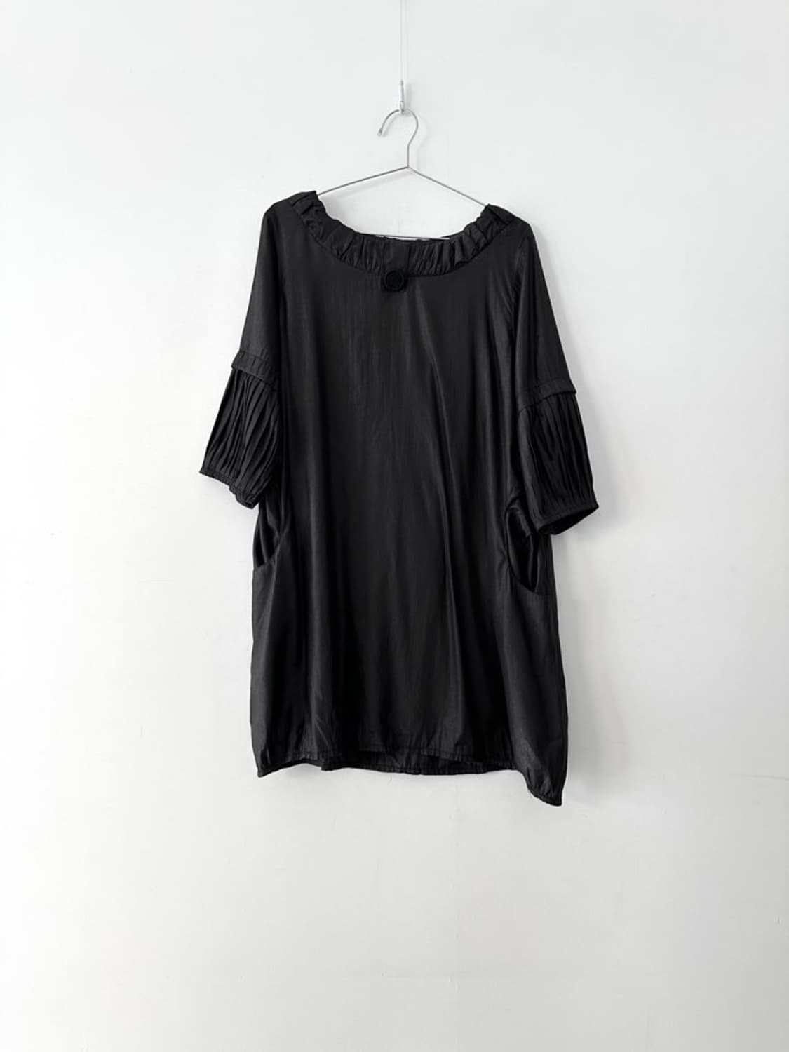 Glossy corsage ops & top / black 상품이미지1