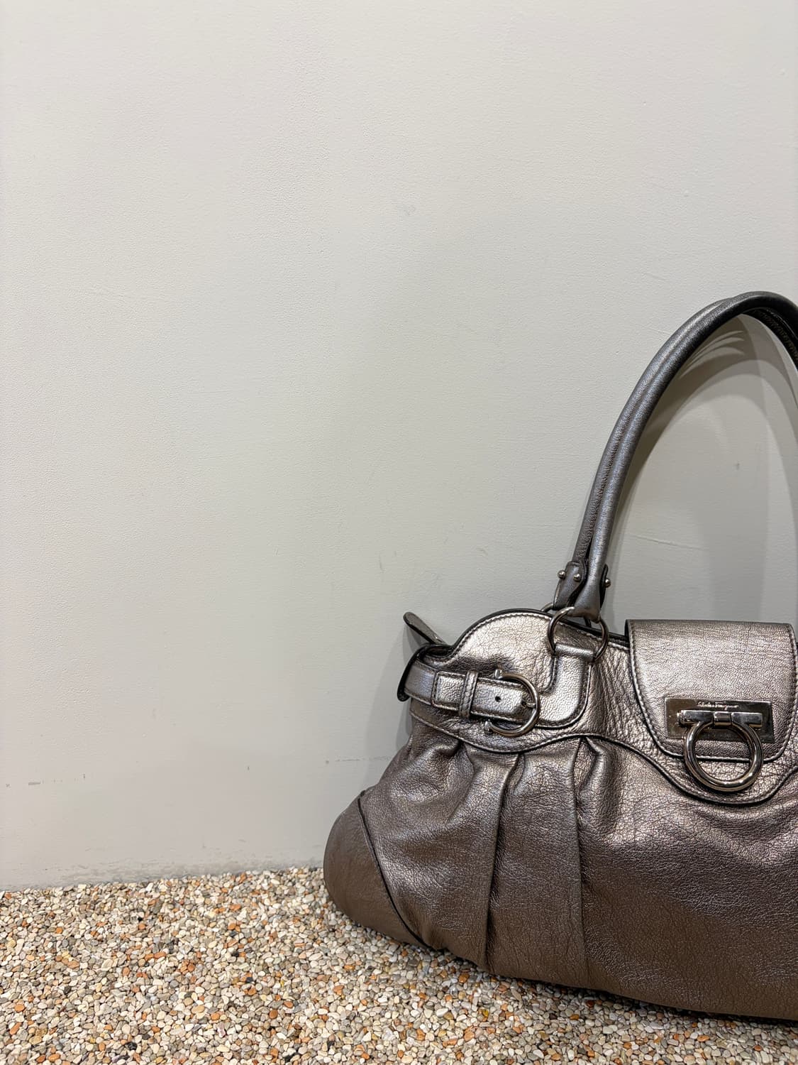 페라가모 간치니 메탈릭 실버 숄더백 상품이미지4